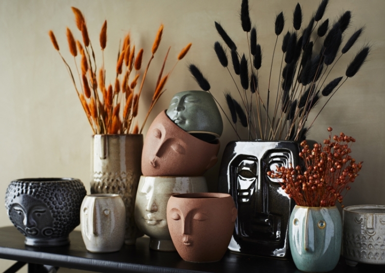 FLOWER POT W FACE IMPRINT MATT TERRACOTTA