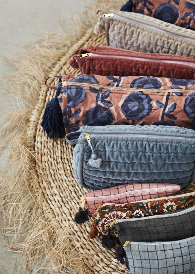 QUILTED VELVET WASHBAG GREIGE