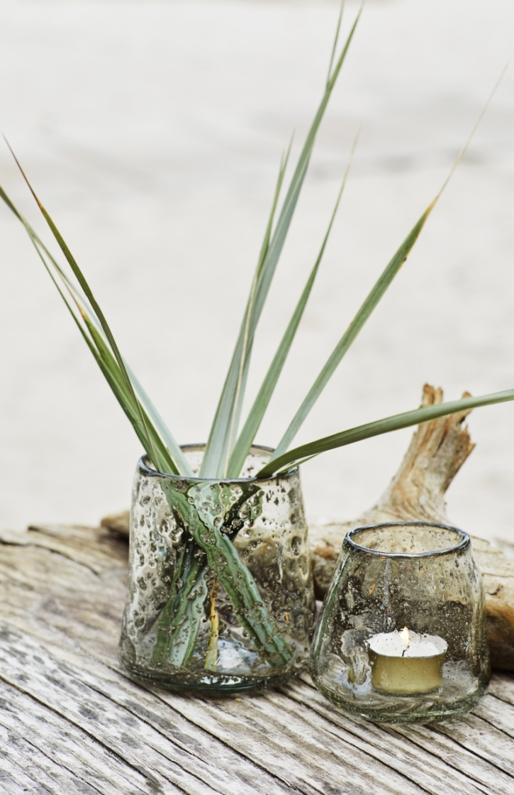 GLASS VOTIVE W BUBBLES CLEAR